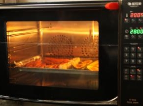 入烤箱200度烤30分钟左后，变软表面焦黄即可。