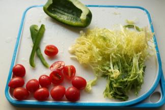 准备一些爽口可直接食用的蔬菜搭配着。