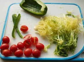 准备一些爽口可直接食用的蔬菜搭配着。