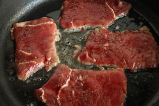 平底锅加油，下入腌好的牛肉两面各煎2分钟。