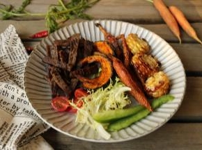 牛肉切条，和蔬菜一起搭配着吃就好了。