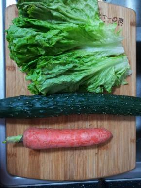 。生菜，黄瓜，胡萝卜洗净。