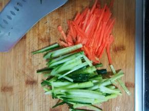 胡萝卜，黄瓜切丝。