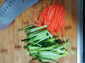 胡萝卜，黄瓜切丝。