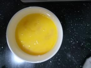 鸡蛋，打成蛋液。