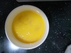 鸡蛋，打成蛋液。
