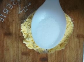 加上适量的食盐调味。。