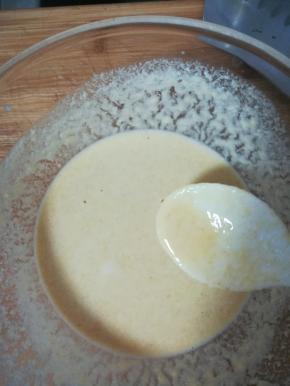 6调成比较稀，流动的面糊。。