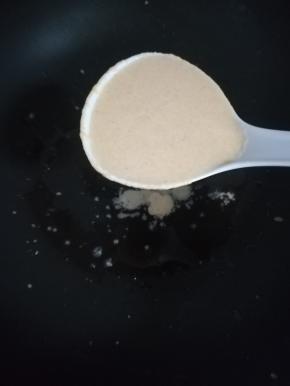 一勺倒入锅中。