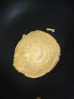 翻一面，焦黄就可出锅。，