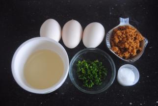 准备好材料，低筋粉先过筛一遍，香葱去掉葱白切碎