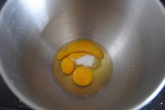 细砂糖和鸡蛋倒入打蛋盆内