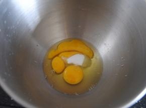 细砂糖和鸡蛋倒入打蛋盆内