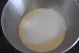 低筋粉分2次筛入蛋糊内，每一次都翻拌均匀