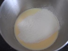 低筋粉分2次筛入蛋糊内，每一次都翻拌均匀