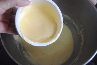 取1/5的面糊放入玉米油内拌匀