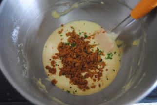 倒入香葱肉松拌匀