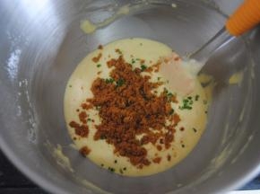倒入香葱肉松拌匀