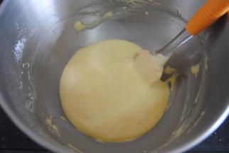 取1/5的面糊放入玉米油内拌匀