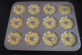 挤入学厨12连花型模内，这里配方的量是正好合适的，烤箱170度预热烤18分钟即可