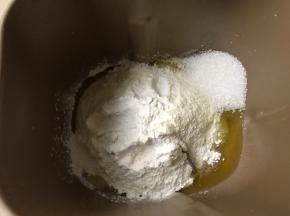 面包桶加入主面团全部材料
糖和盐分别放在粉堆的两个对角
粉堆中间挖个小坑放入酵母再盖起来