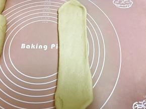 从上往下擀成牛舌状，有气泡要挤掉哦