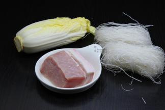 准备食材：马铃薯粉丝、猪肉、大白菜等；