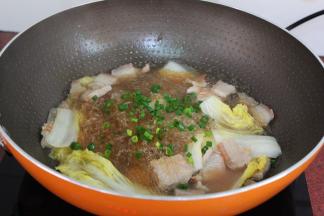 炖熟之后，加入酱油、盐，收汁，放香葱，关火即可。