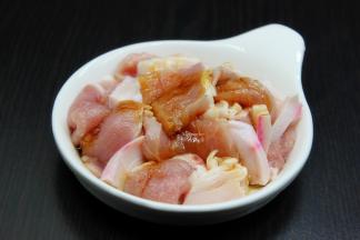 猪肉洗净，切片，放油、盐、酱油、生姜丝，拌均腌制5分钟；