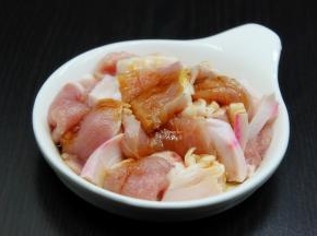 猪肉洗净，切片，放油、盐、酱油、生姜丝，拌均腌制5分钟；