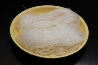 粉丝泡软，捞出沥干水；