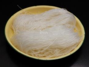 粉丝泡软，捞出沥干水；