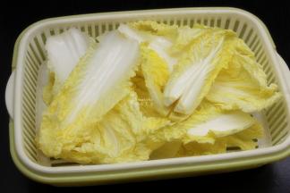 大白菜叶子一片一片摘下洗净；