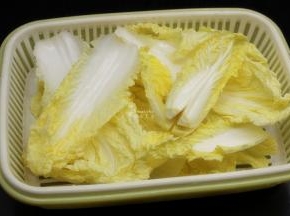 大白菜叶子一片一片摘下洗净；