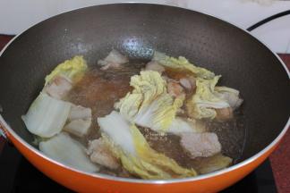 把高汤加入，汤汁要盖过粉丝，炖3分钟，把剩余的大白菜也加入