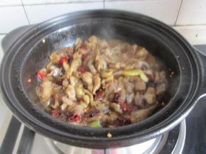 加入适量的水小火慢炖。