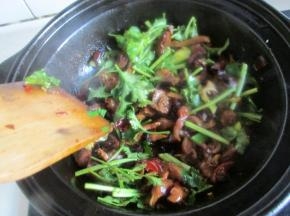 在加入香菜炒匀即可。