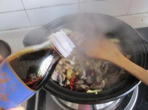 倒入鸡胗煸炒，倒入古龙天成黑豆酱油继续煸炒。