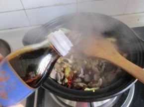 倒入鸡胗煸炒，倒入古龙天成黑豆酱油继续煸炒。