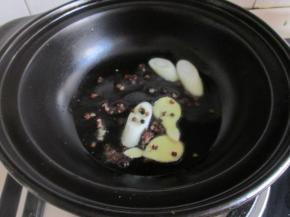 砂锅里放入花生油，下入葱，姜，花椒，八角炒香。