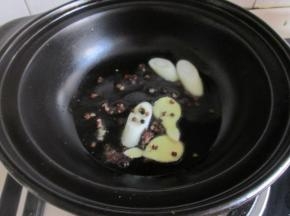 砂锅里放入花生油，下入葱，姜，花椒，八角炒香。