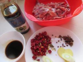 把鸡胗洗净切片，所有材料备用。