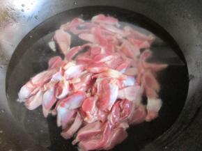 把鸡胗放到冷水里烧开焯一下，这样可以有效的祛除异味。