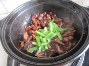 加入盐，青椒碎炒匀。