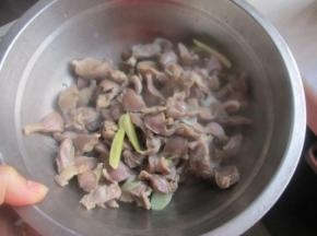 焯好捞出备用。