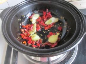 加入干辣椒麻椒炒香。