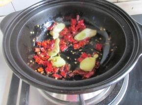 加入干辣椒麻椒炒香。