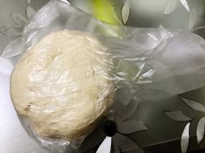 面团滚圆放入保鲜袋里，保鲜袋留出空间在顶端密封好
放入冰箱冷藏发酵17到72个小时都是可以的
我今天刚好冷藏发酵24小时