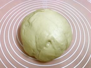 松弛好的面团排气滚圆