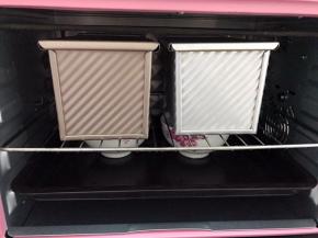 烤箱不通电放入盖好盖子的吐司盒
下面放入一碗热水保持湿度开始二发
二发时间给不了准确的要根据温度和湿度